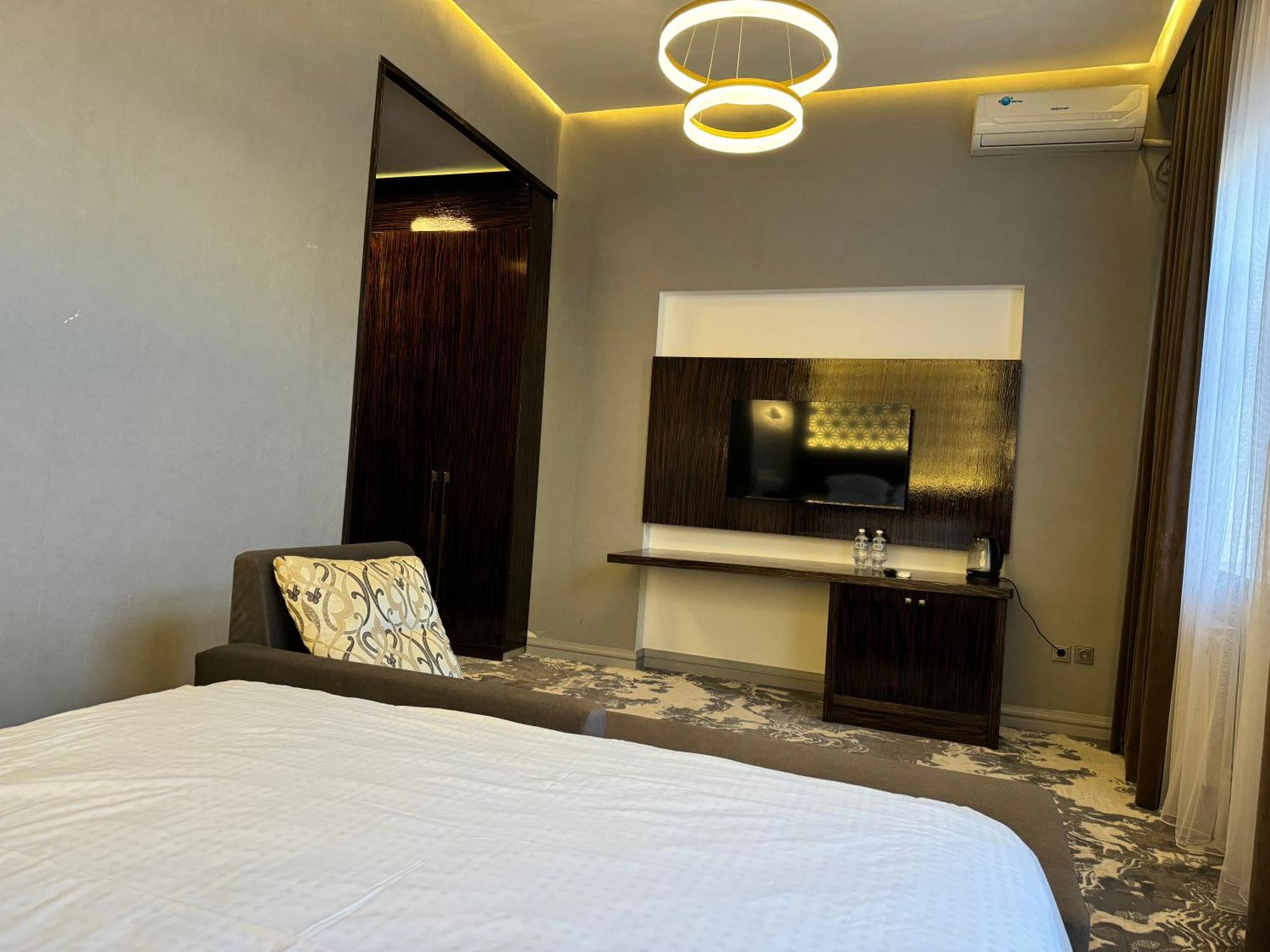 Jasmine Hotel Taraz Bagian luar foto